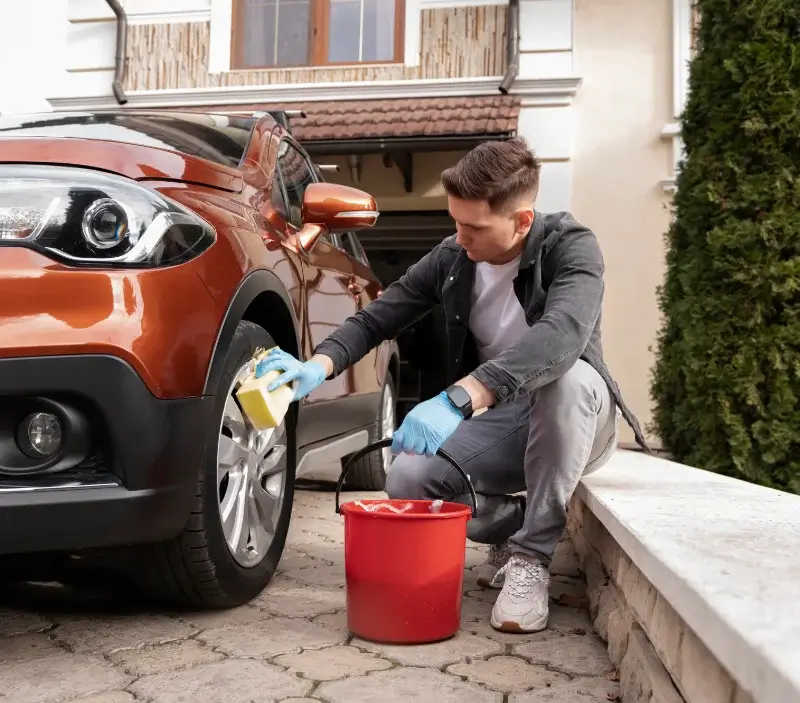 Lavage auto à domicile Trévou-Tréguignec : professionnel intervenant sur un véhicule